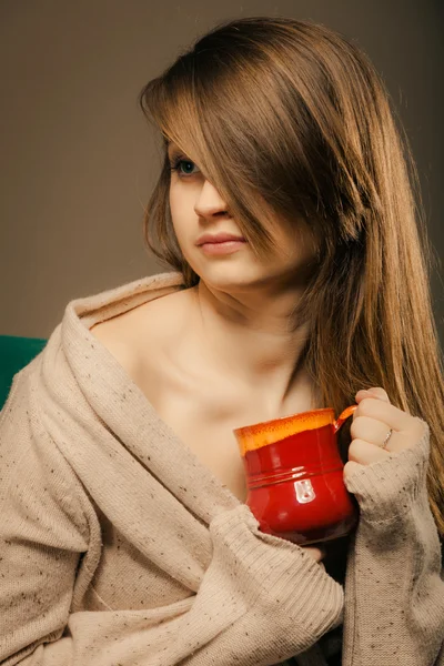 Napój. Dziewczyna gospodarstwa kubek gorącego napoju herbaty lub kawy — Zdjęcie stockowe