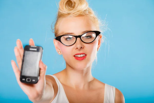 Retro-Grill mit Brille und Handy aufstecken. — Stockfoto