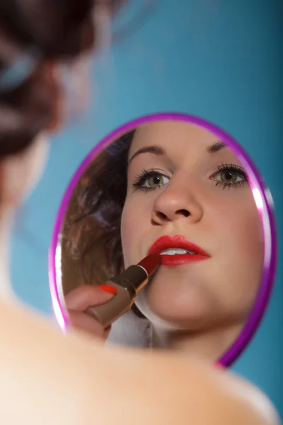 Flicka tillämpa make up rött läppstift — Stockfoto