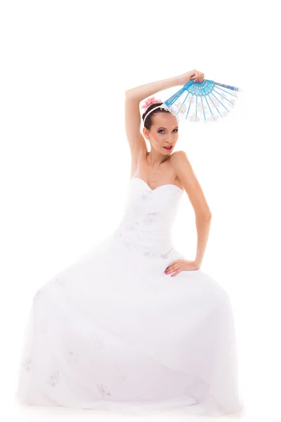 Panna młoda w białej sukni z wentylatorem niebieski — Zdjęcie stockowe