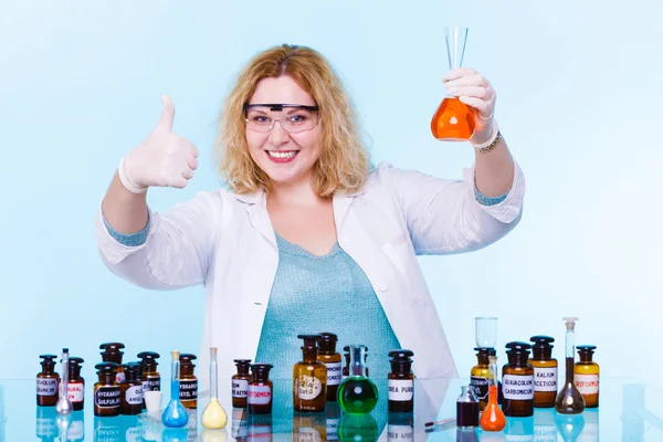 Femme étudiant en chimie avec fiole de test de verrerie. — Photo