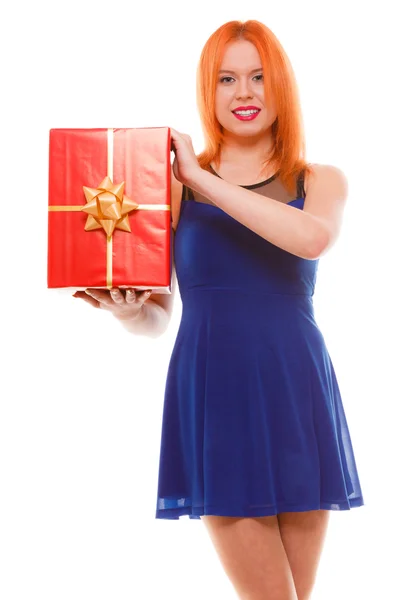 Vacaciones amor concepto de felicidad - chica con caja de regalo — Foto de Stock