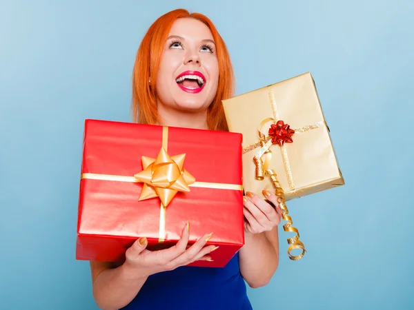 Le vacanze amano il concetto di felicità - ragazza con scatole regalo — Foto Stock