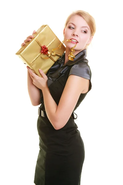 Menina segurando caixa de presente — Fotografia de Stock