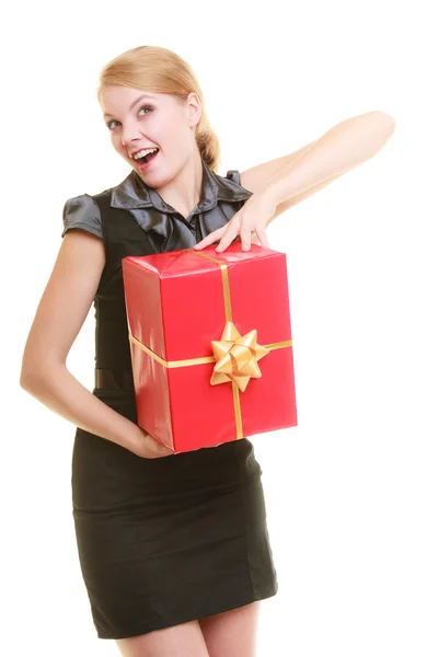 Chica sosteniendo caja de regalo — Foto de Stock