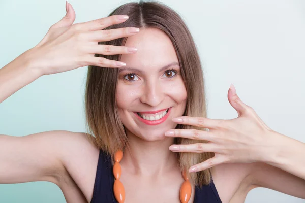 Femme heureuse montrant les mains — Photo