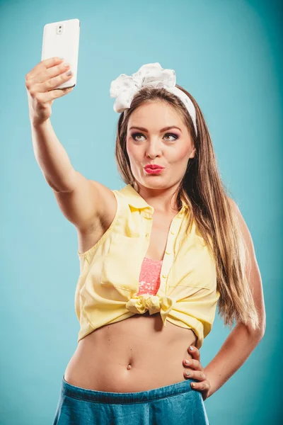 Girl using moblie phone — Stock Photo, Image