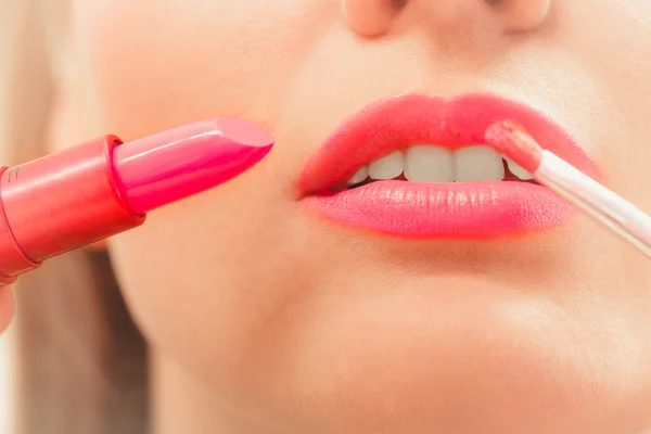 Frau trägt Lippenstift auf — Stockfoto