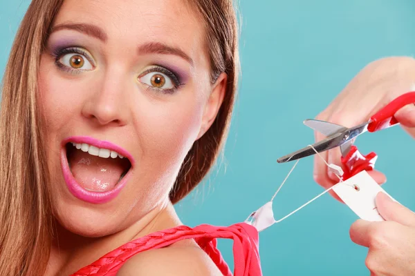 Woman cutting off  label — Stock Photo, Image