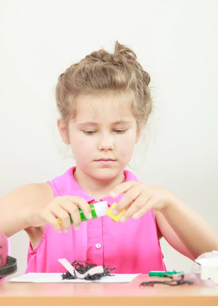 Ragazzina disegnare in classe — Foto Stock