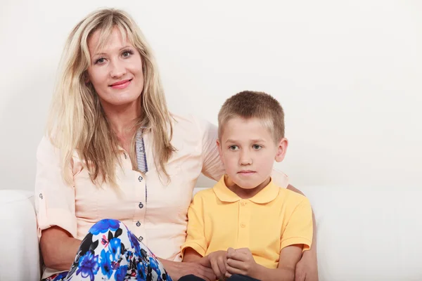 Familia feliz. Madre e hijo en el sofá en casa . — Foto de Stock