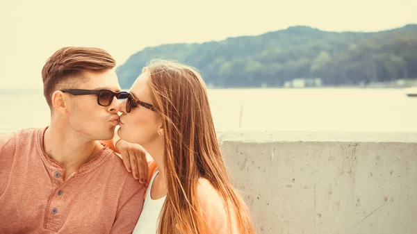 Casal sorridente no mar — Fotografia de Stock