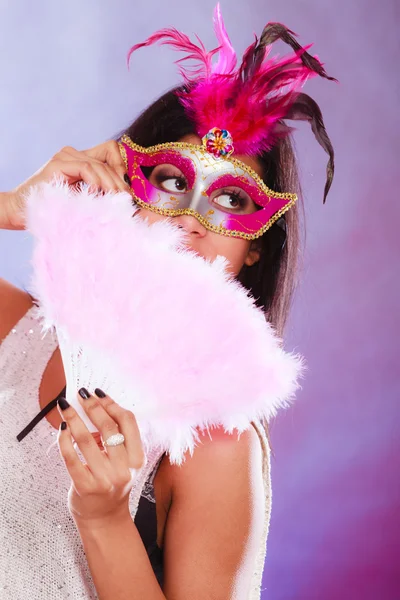 Vrouw met carnaval masker op — Stockfoto