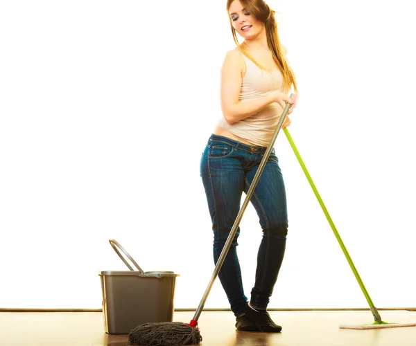 Engraçado limpeza mulher esfregando chão — Fotografia de Stock