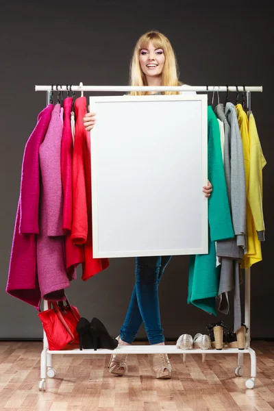 Mulher no guarda-roupa do shopping com espaço em branco banner — Fotografia de Stock