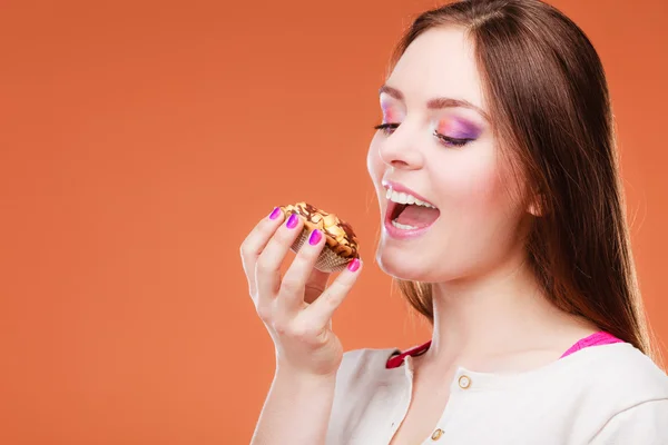 Улыбающаяся женщина ест торт — стоковое фото