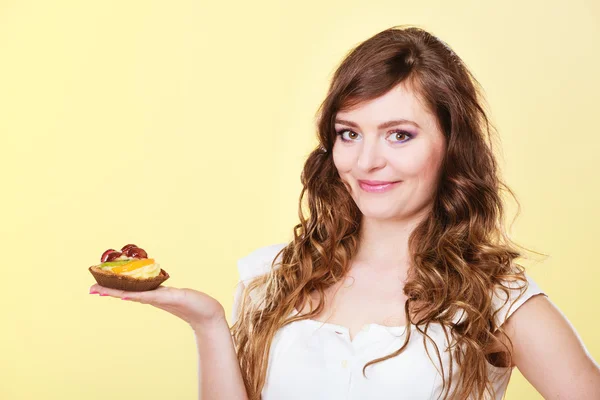 Mujer sonriente sosteniendo pastel —  Fotos de Stock