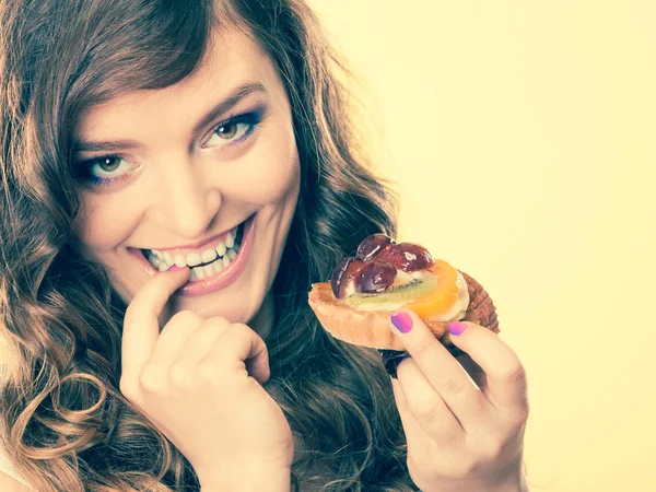 Donna sorridente che tiene la torta — Foto Stock