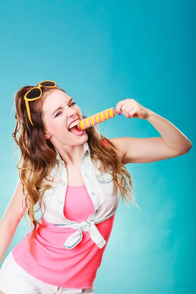 Young woman eating ice cram — Stock Photo, Image