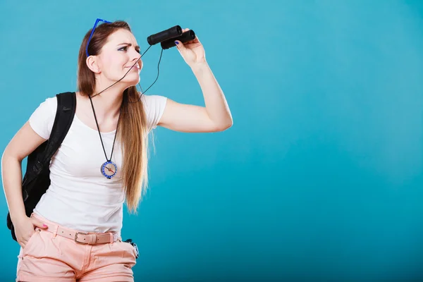 Mulher turística olhando através de binóculos em azul — Fotografia de Stock