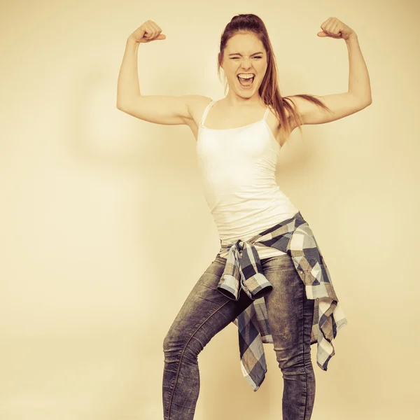 Mujer fuerte mostrando músculos. Resistencia . —  Fotos de Stock