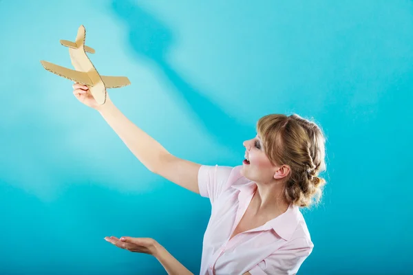 Frau denkt an Urlaub — Stockfoto