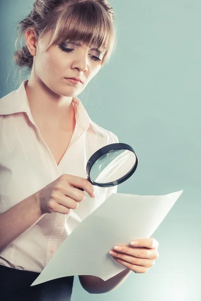 Woman using magnifying glass — Stock Photo, Image