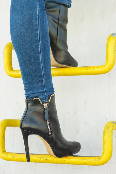 デニムパンツの女性の足 — ストック写真