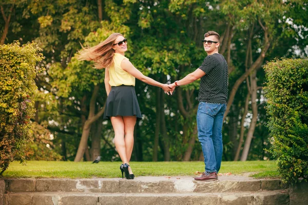 Caminando pareja vista trasera — Foto de Stock