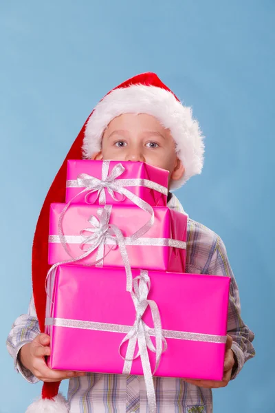 Liten pojke santa helper mössa med rosa presentförpackning — Stockfoto