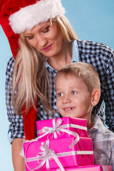 Madre e hijo con cajas de regalo —  Fotos de Stock