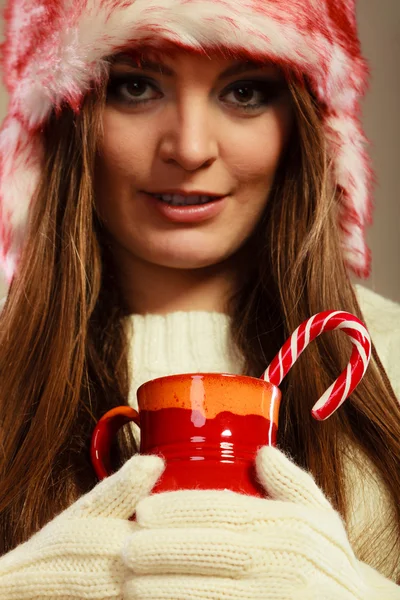 Smiling woman holding red mug — Stock Photo, Image