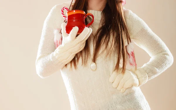 Mujer sosteniendo taza con bastón de caramelo . —  Fotos de Stock