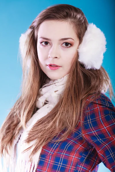 Ung kvinna på vintern. — Stockfoto