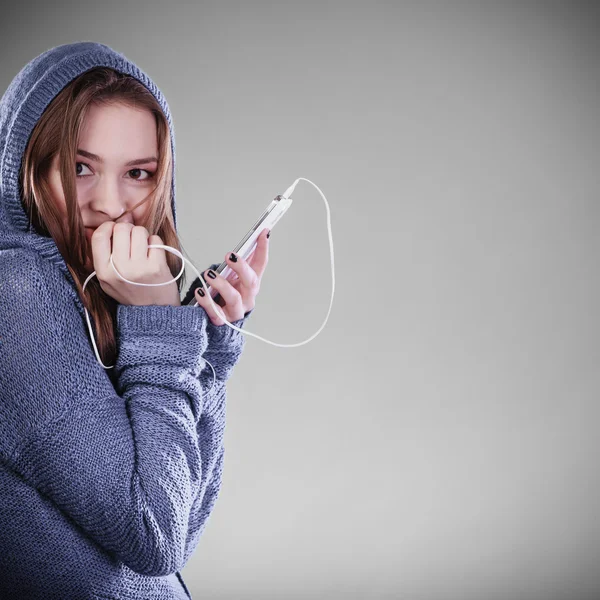 Mujer joven con teléfono inteligente escuchar música — Foto de Stock