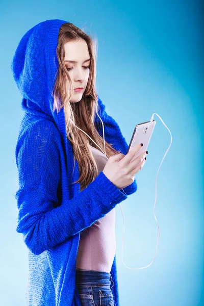 Mujer joven con teléfono inteligente escuchar música — Foto de Stock