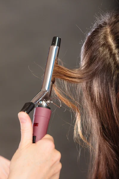Στυλίστρια μπούκλες μαλλιά για τη νεαρή γυναίκα. — Φωτογραφία Αρχείου