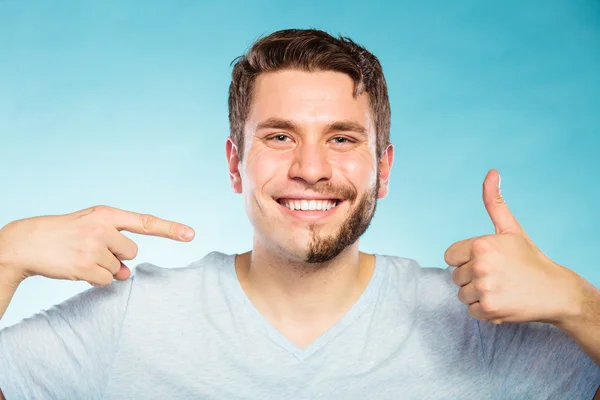 Homem feliz com cabelo barba metade raspado rosto . — Fotografia de Stock