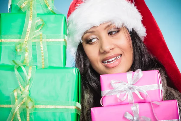 Menina segurando pilha de presentes — Fotografia de Stock