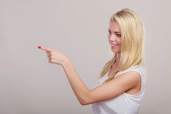 Mulher mostrando espaço cópia apontando com o dedo — Fotografia de Stock