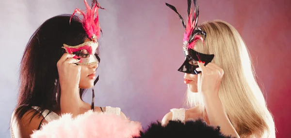Ženy s Benátské karnevalové masky — Stock fotografie