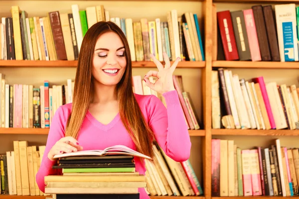 Student  making ok  gesture — Stock Photo, Image