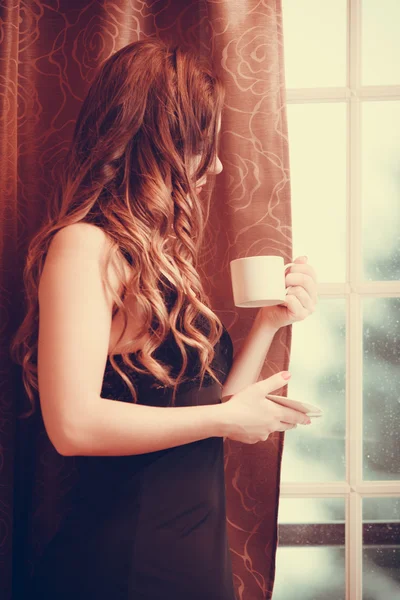 Mujer bebiendo taza de café — Foto de Stock