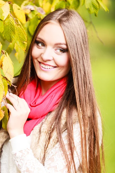 Donna moda ragazza rilassante a piedi nel parco autunnale — Foto Stock