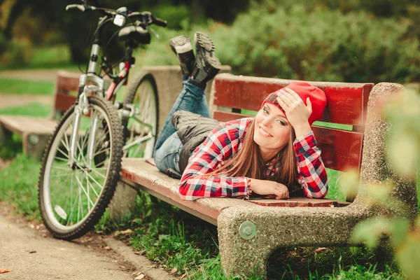 Mädchen entspannt sich im herbstlichen Park mit Fahrrad. — Stockfoto