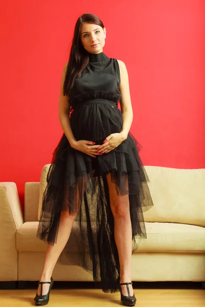 Femme enceinte élégante en noir . — Photo