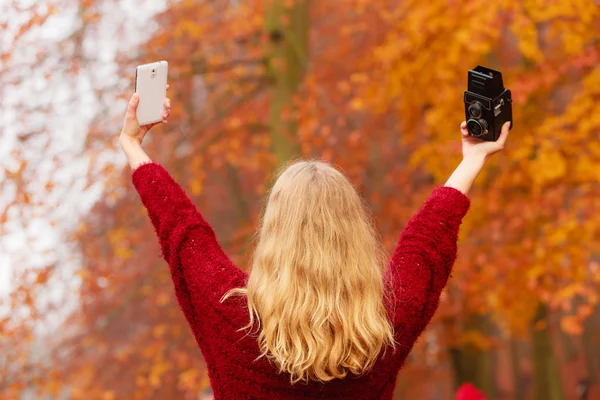 Mujer con cámara y teléfono inteligente tomar foto selfie — Foto de Stock