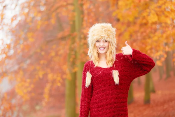 Mujer bastante sonriente en sombrero de piel con el pulgar hacia arriba . —  Fotos de Stock