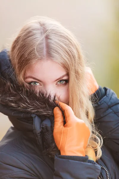 Portret całkiem atrakcyjna kobieta w kurtce. — Zdjęcie stockowe