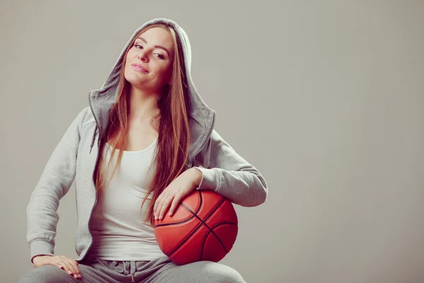 Kız holding basketbol. — Stok fotoğraf